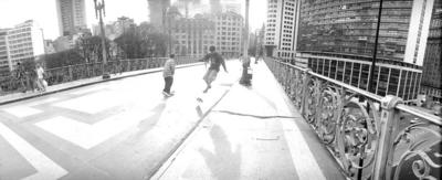 Skatistas no viaduto Santa Efigênia