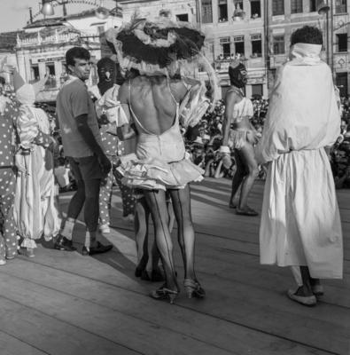 Homem fantasiado de mulher no carnaval