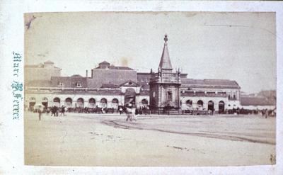 Chafariz do Mestre Valentim; ao fundo, lateral do Mercado da Praia do Peixe