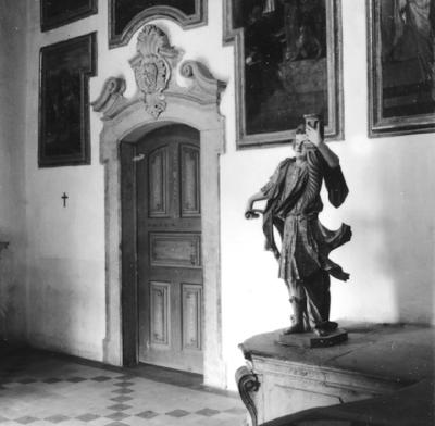 Basílica do Santuário Diocesano do Bom Jesus de Matosinhos, anjo tocheiro