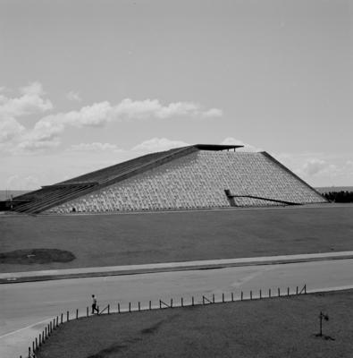 Teatro Nacional Cláudio Santoro, "O sol faz a festa", relevo de Athos Bulcão