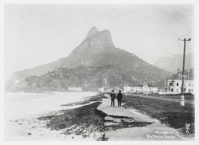 Avenida Vieira Souto, praia de Ipanema e o Morro Dois Irmãos