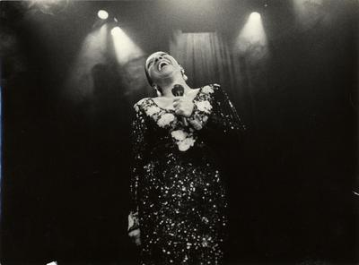 Elizeth Cardoso ao microfone