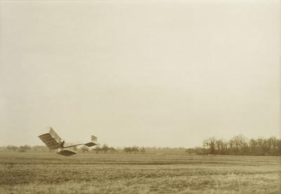 O 14 Bis, de Alberto Santos Dumont, durante vôo no Campo de Bagatelle