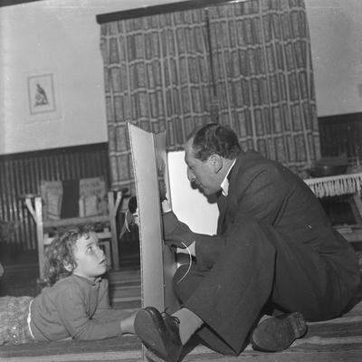 Filha de Hildegard, brincando com Anatol Rosenfeld