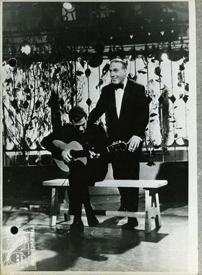 Carlos Lyra com o violão (reprodução)