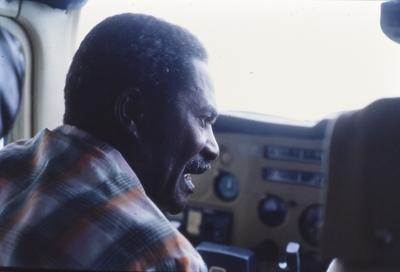 Homem dentro de avião