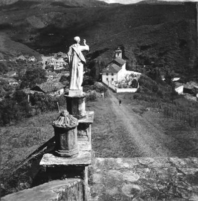 Vistas de Ouro Preto e casario a partir do adro da Igreja de São Francisco de Paula
