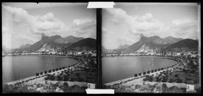 Enseada de Botafogo; ao fundo, o Morro do Corcovado