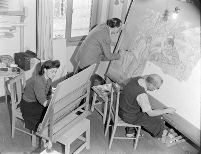 Grupo de artistas no atelier Osirarte. À esquerda, Alfredo Volpi, no centro Rossi Osir e à direita Hilde Weber.