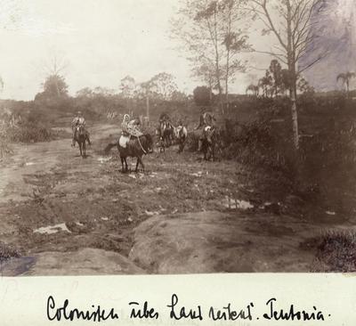 Colonos cavalgando pela paisagem