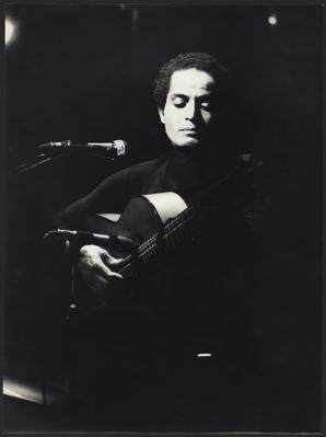 Baden Powell ao microfone com o violão