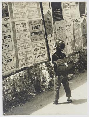 Menino vendo cartazes