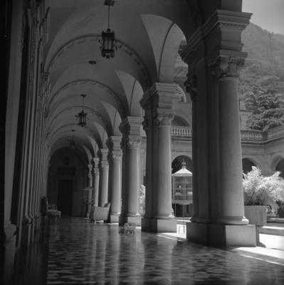 Casarão do Parque Lage, corredor ao lado da piscina