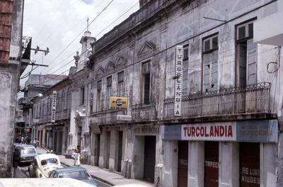 Sobrados e Capela do Senhor dos Passos (ao fundo)