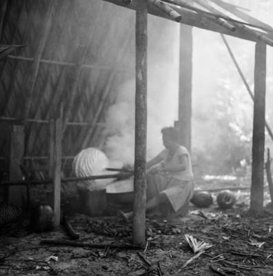Ilha de Marajó - Mulher defumando látex