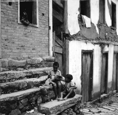 Aspectos de Congonhas, casario com criança