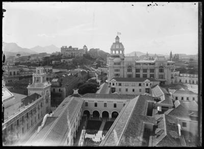 Pavilhões da Exposição Internacional de 1922; ao fundo; o Morro do Castelo