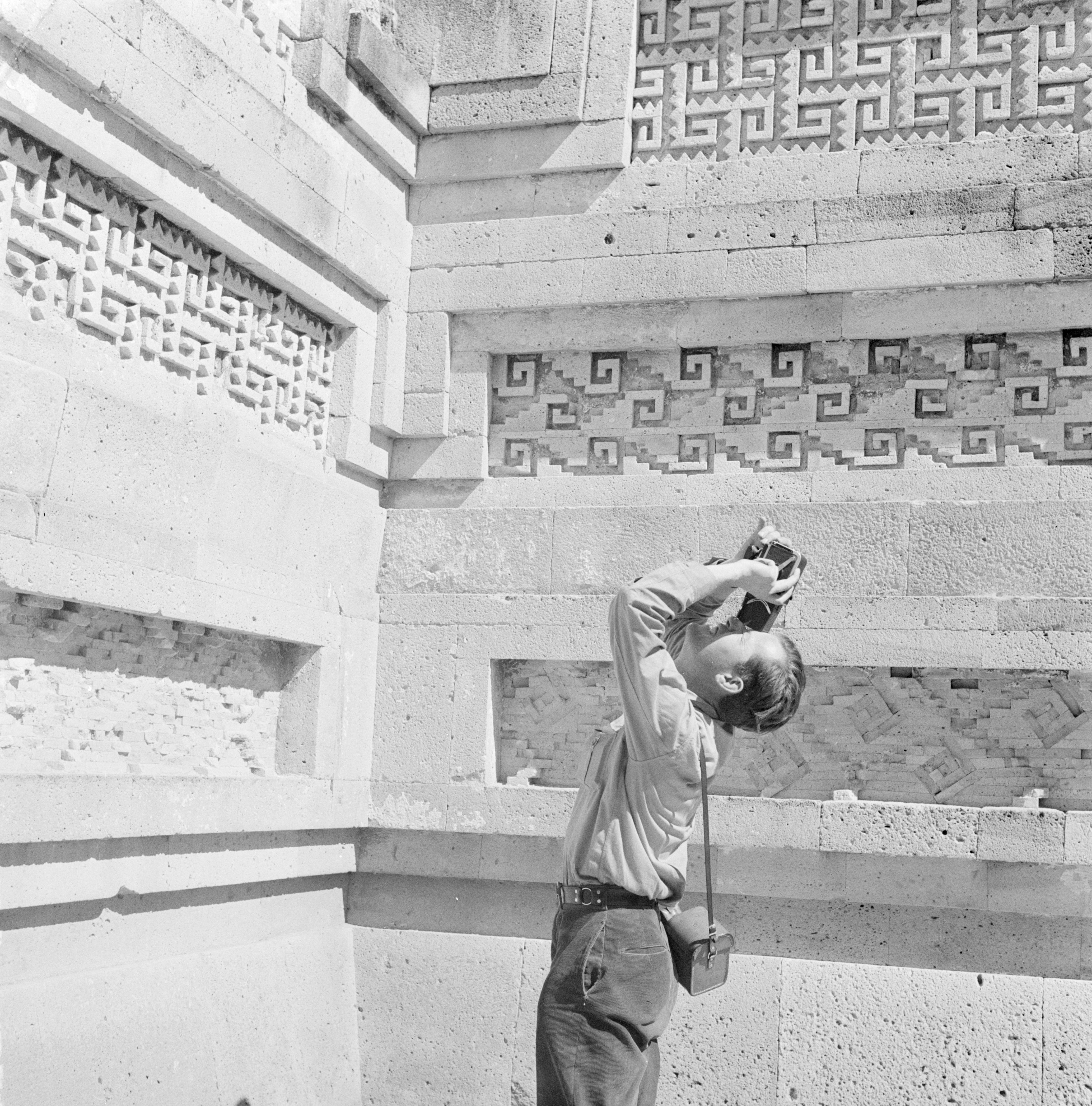 Marcel Gautherot fotografando as gregas esculpidas na fachada do Palácio de Mitla