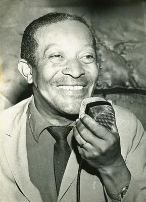 Caco Velho ao microfone