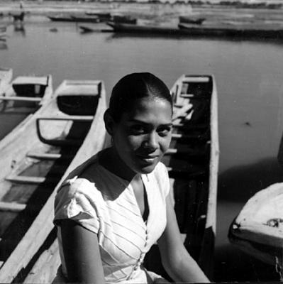 Mulher sentada em barco