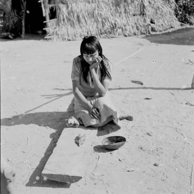 Mulher do povo Karajá confeccionando bonecas de cerâmica chamadas  Ritxòkò