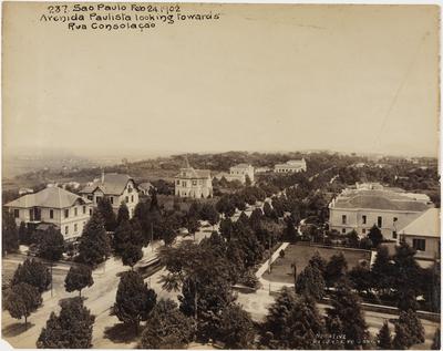 Avenida Paulista, em direção à Rua da Consolação