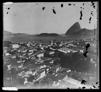 Bairro do Catete visto do Morro Santo Amaro; à direita, o Morro do Pão de Açúcar