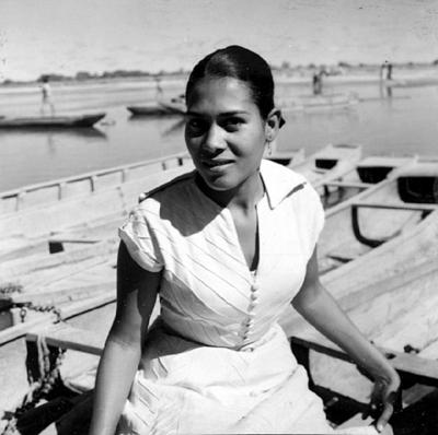 Mulher sentada em barco