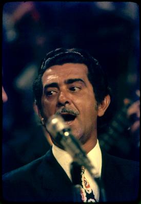 Miltinho ao microfone