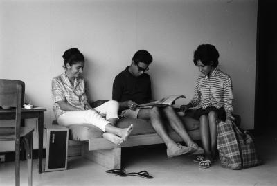 Zila Mamede, Jose Maurício e Philomena Miller no alojamento dos professores (Colina)