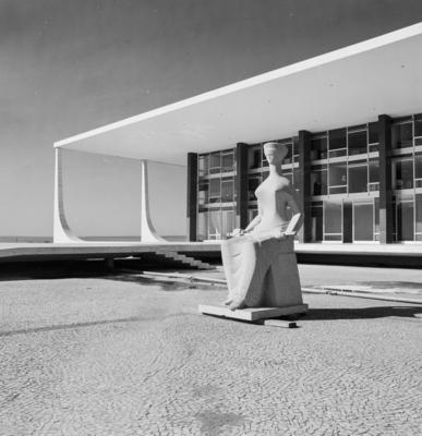 "A Justiça", escultura de Alfredo Ceschiatti