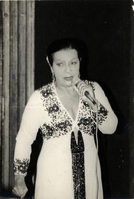 Elizeth Cardoso ao microfone