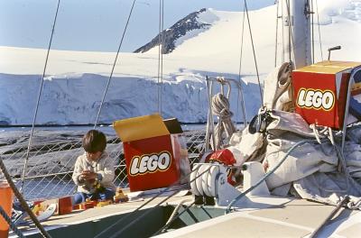 Igor Belli brinca com brinquedos LEGO