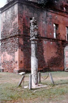 Pelourinho e as ruínas da Igreja Matriz de São Matias