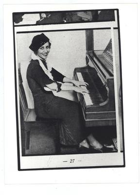 Carolina Cardoso de Menezes ao piano (reprodução de periódico)