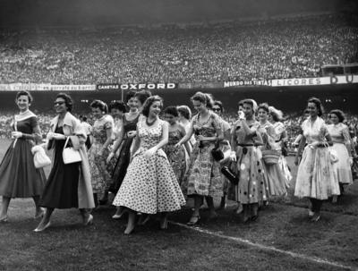 Participantes do concurso de moda Miss Bangu no estádio do Maracanã
