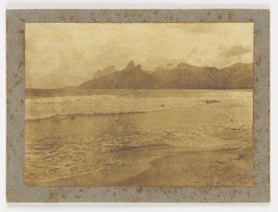 Praia de Ipanema, com vista do Morro Dois Irmãos e da Pedra da Gávea