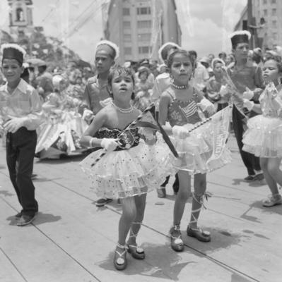 Crianças desfilando em agremiações carnavalescas