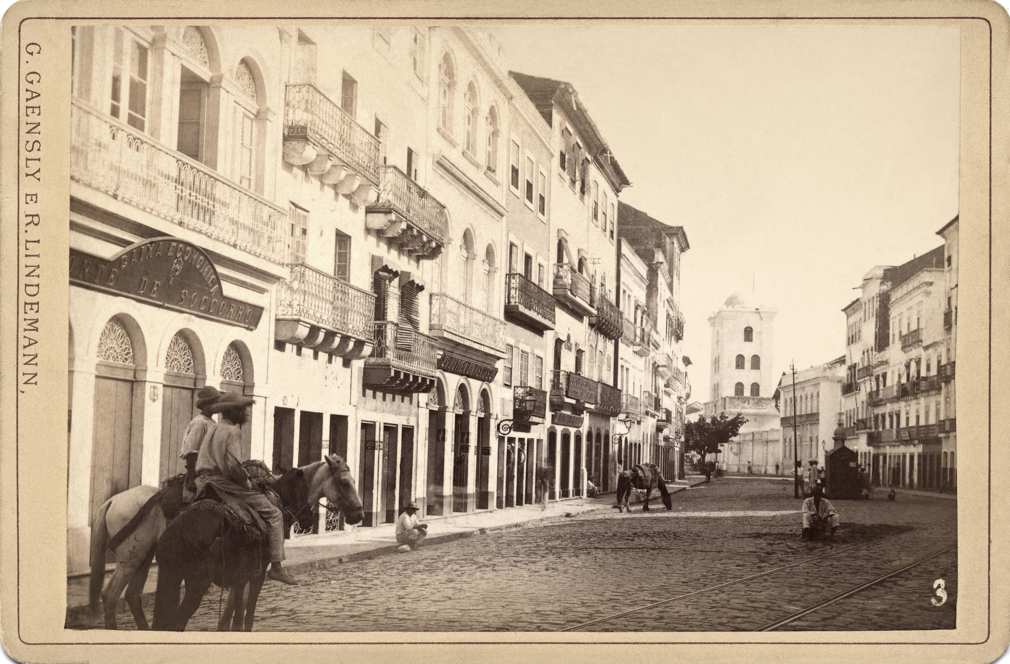 Rua do Bom Jesus, tendo ao fundo a Torre Malakoff
