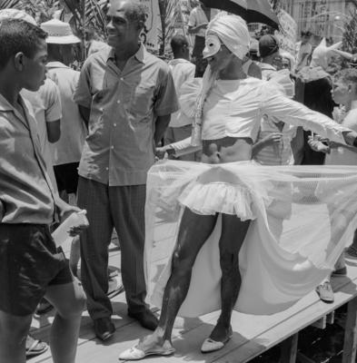 Homem fantasiado de mulher no carnaval