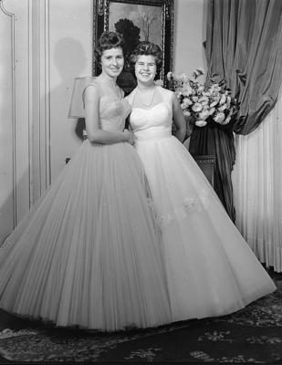 Ana Elisa Olival Costa e mulher não identificada com vestido de baile