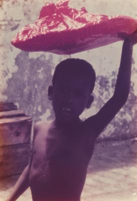 Criança em feira popular na região nordeste do Brasil