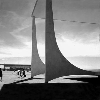 Supremo Tribunal Federal, ao fundo o Palácio do Planalto
