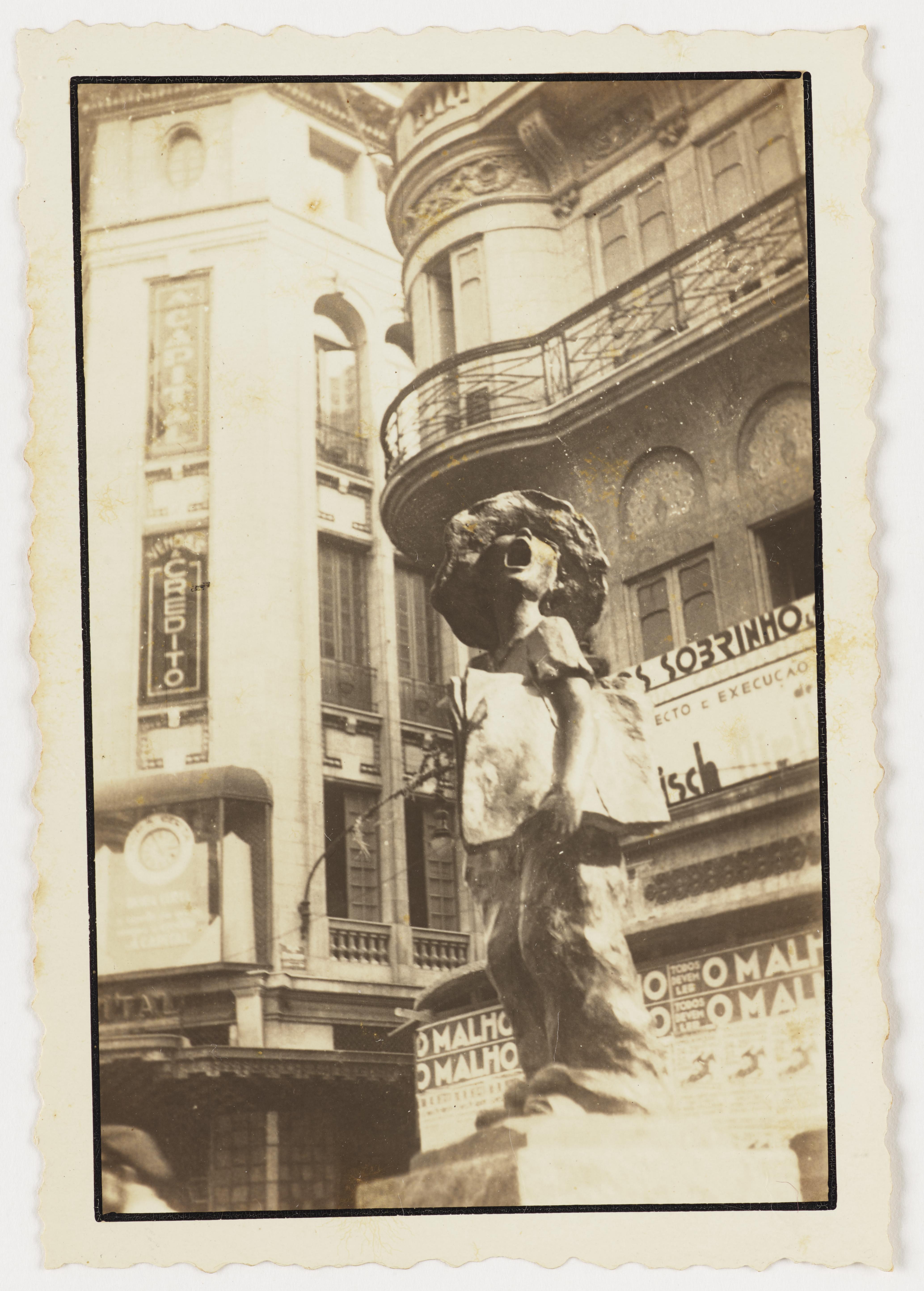 Estátua do Pequeno Jornaleiro; na esquina da rua Miguel Couto com a rua do Ouvidor