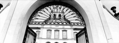 Fachada e portão de entrada do Convento da Luz