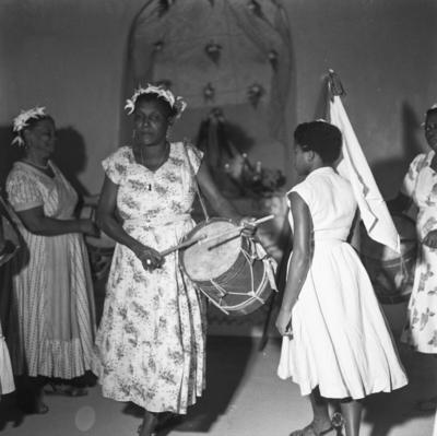 Tambor do Divino Espírito Santo, caixeiras