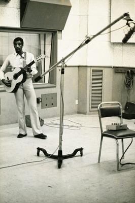 Jorge Ben Jor com o violão em estúdio