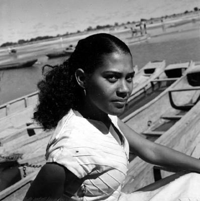 Mulher sentada em barco