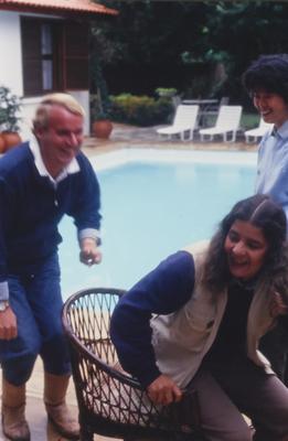 Pessoas não identificadas em frente a piscina